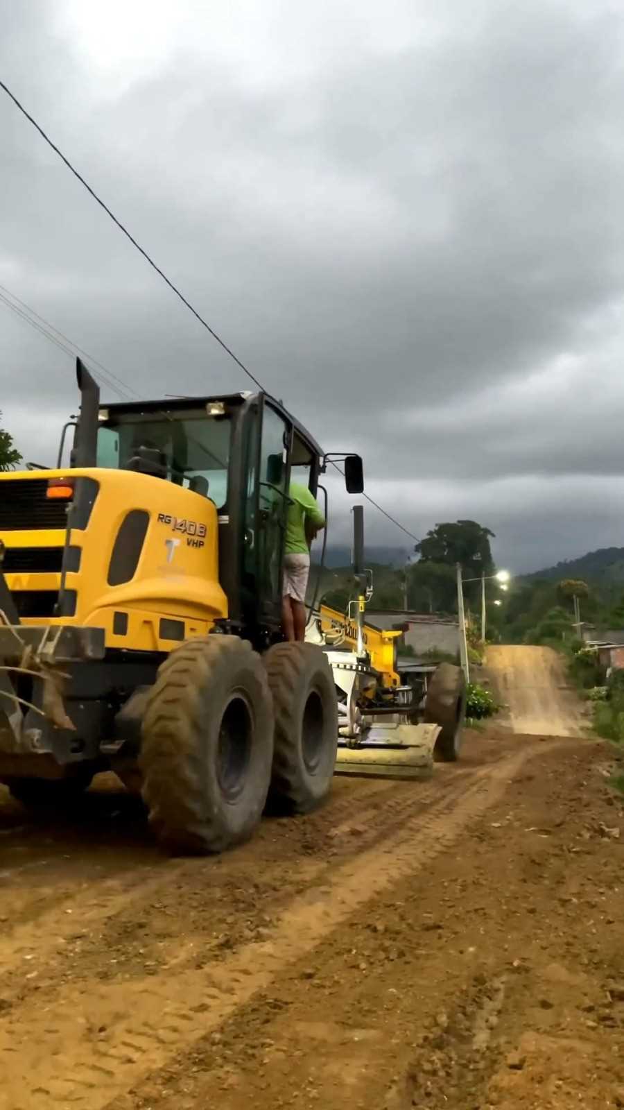 Camacã: Portelinhas de Camacã e São João do Panelinha recebem patrolamento e cascalho
